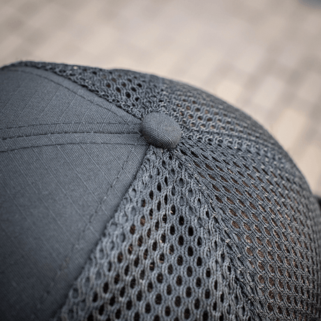 Nærbillede af M-Tac Mesh Flex Ripstop Baseball Cap med mesh-paneler og Ripstop materiale for ventilation og holdbarhed.