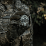 M-Tac Patch Emoji #20 med 3D-effekt, PVC og velcro, holdt af person i camouflage-outfit. Perfekt til tøj, taske, taktisk udstyr.