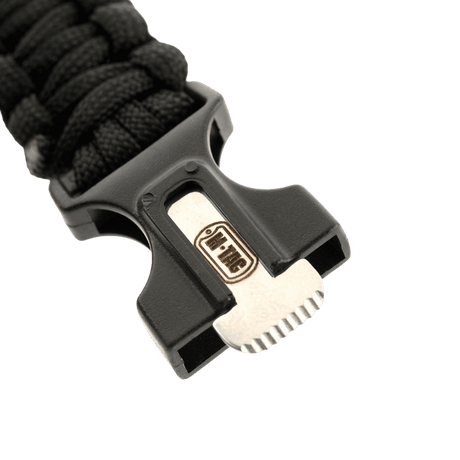 M-Tac Paracord Armbånd med Ildstarter, Kompas og Fløjte i nærbillede af sort bukkellås.