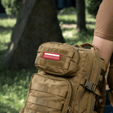 M-Tac Patch Flag 25x80 Mini Squares på en rygsæk udendørs, holdbar og let at fastgøre med velcro, designet i robust Cordura 500D.