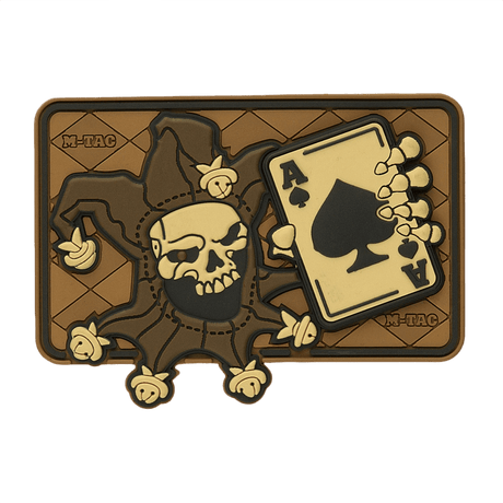 M-Tac Patch Joker Skull 3D PVC i brun med joker og es fra dødskort, lavet af PVC med 3D-effekt og velcro på bagsiden. Dimensioner: 78x55mm.