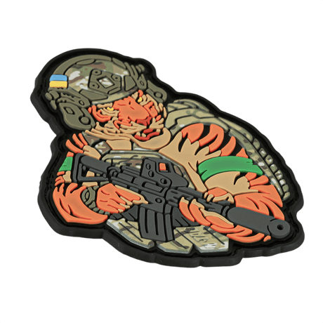 M-Tac Patch Tiger Green Tape PVC med tiger, AR-15, hjelm og plate carrier, 3D PVC design, velcro bagside, 9x7 cm, patriotisk tema.