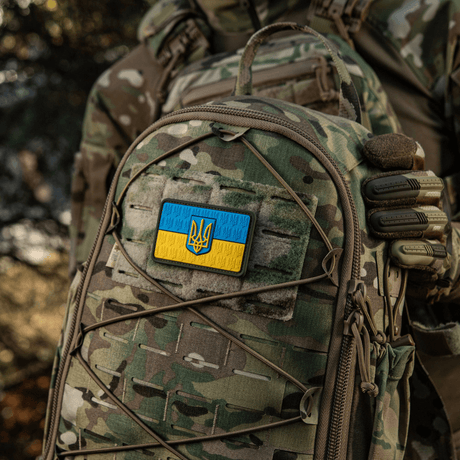 Camouflage rygsæk med M-Tac Patch Ukraine Flag med Våbenskjold i PVC 3D-relief, perfekt til tøj eller udstyr, monteret på bagside med velcro.