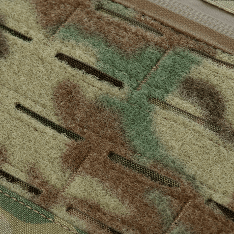 Detaljeret nærbillede af M-Tac Plate Carrier Cuirass FAST Elite Gen.II's Cordura 500D materiale i camo mønster.