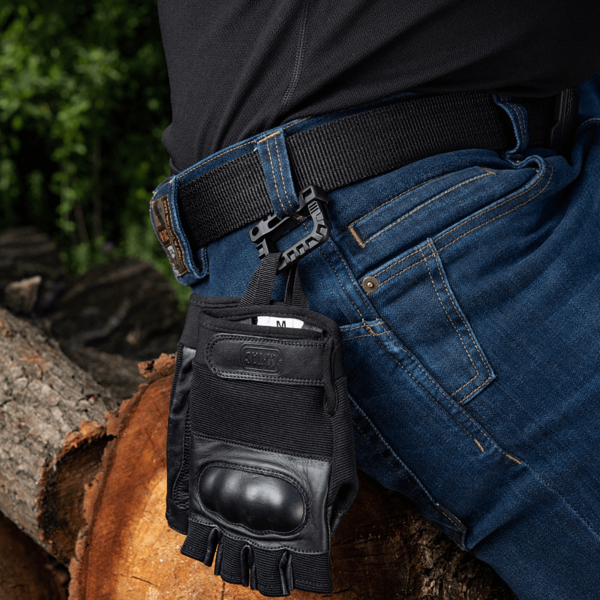 M-Tac Plast Karabin fastgjort til bælte med handskelommer, let og holdbar til udstyr, ABS-plast, ikke egnet til klatring eller tunge belastninger.