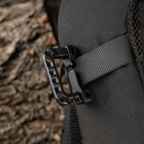 M-Tac Plast Karabin i brug, fastgjort til en taske, let og holdbar ABS-plast karabin til udstyr.