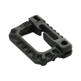 M-Tac Plast Karabin i holdbart ABS-plast til nem fastgørelse på vest, bælte eller taske; let og robust konstruktion, ej til klatring.