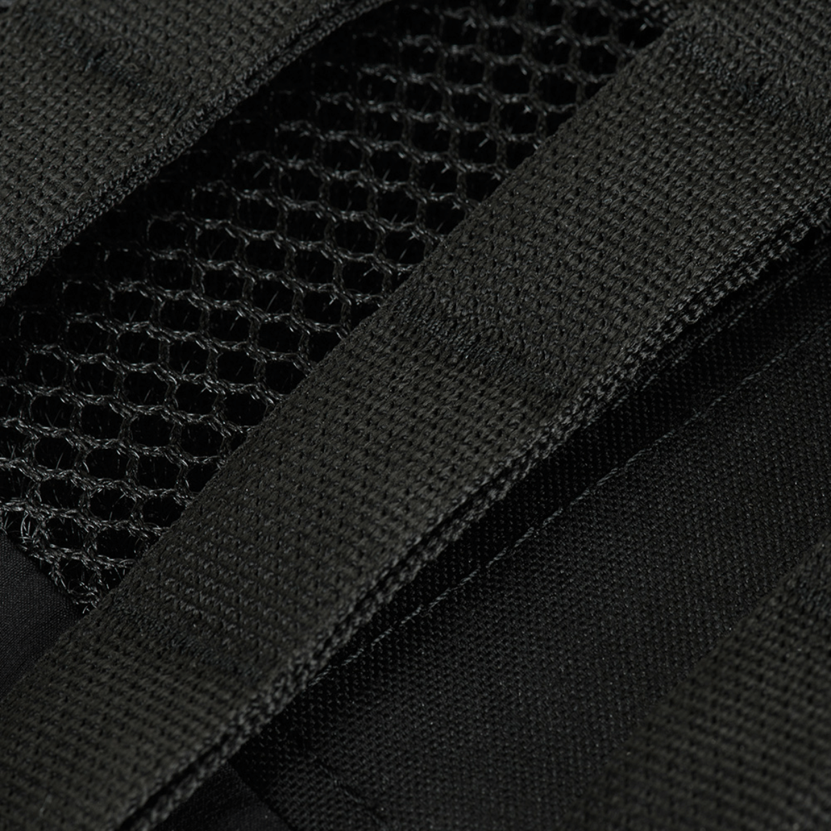 Nærbillede af M-Tac Plate Carrier Cuirass FAST QRS Gen.II med 3D mesh-indlæg og holdbare skulderstropper i Cordura 500D.