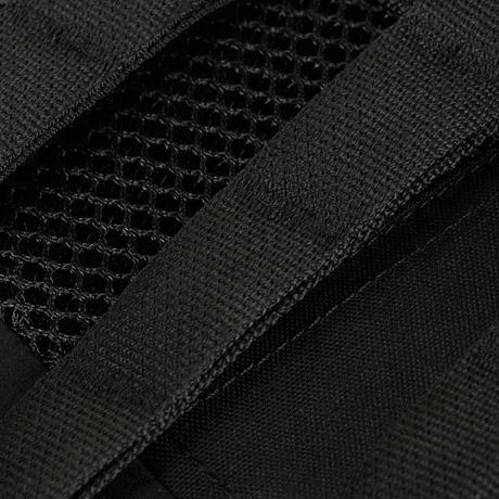Nærbillede af M-Tac Plate Carrier Cuirass FAST QRS Gen.II med 3D mesh-indlæg og holdbare skulderstropper i Cordura 500D.