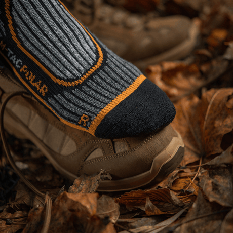 M-Tac Sokker Polar Merino 40% til udendørs brug, med merinould for varme og komfort, vises i en efterårsskovscene.