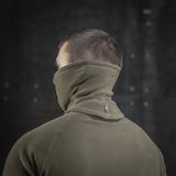 M-Tac Polartec Anatomic Tube Scarf i brug, viser multifunktionelt tørklæde i Polartec Micro Series fleece og anatomisk design.