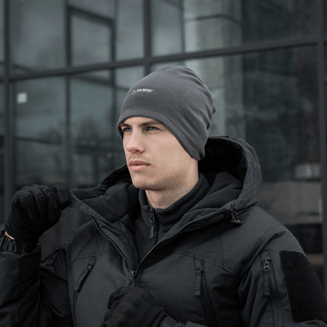 Mand iført varm jakke og hue i gråt vejr. Perfekt til koldt vejr. M-Tac Polartec Lang Tubehalstørklæde.