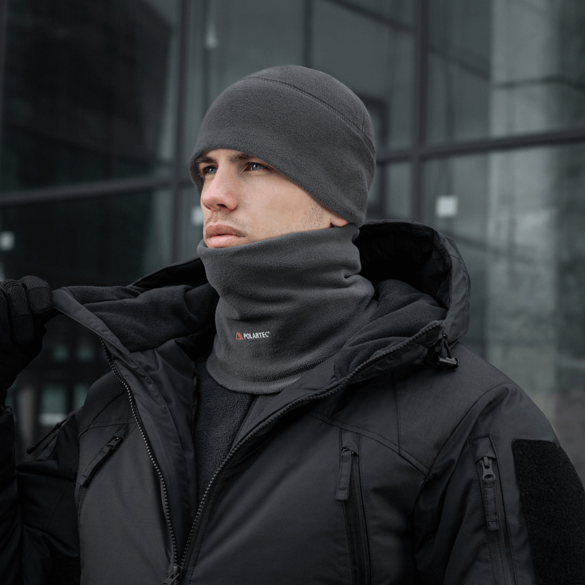 M-Tac Polartec Lang Tubehalstørklæde bæres i koldt vejr. Viser alsidig fleece halsvarmer ideel til træning og hverdagsbrug.