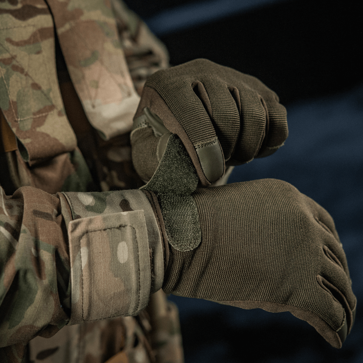 M-Tac Handsker Police i syntetiske materialer og læder til politi og sikkerhedsarbejde, med velcro og polstrede zoner for komfort.