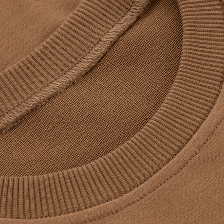 Nærbillede af krave på M-Tac Raglan T-Shirt UA Side i brun, der viser tekstur og kvalitet af materialet.