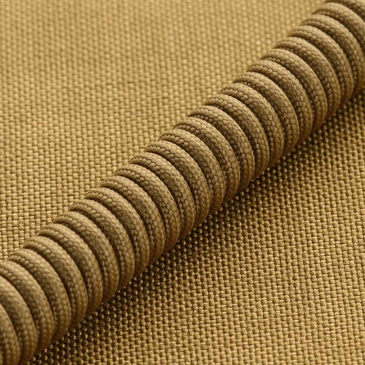 Spiralcord af M-Tac Safety Cord Medium for Carbine på beige baggrund