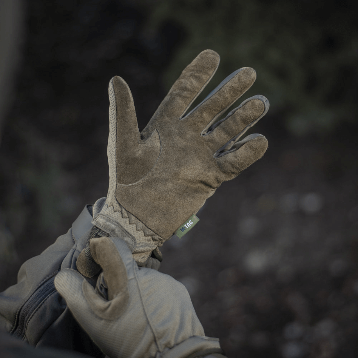 M-Tac Handsker Scout Tactical i brug, viser komfort og ægte læderbeskyttelse, fleksible paneler for nem påklædning udendørs.