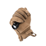 M-Tac Handsker Scout Tactical i brug, viser fleksibilitet og holdbarhed med læderforstærkning og ergonomisk design til effektiv værktøjsbrug.