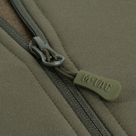 Nærbillede af lynlåsen på M-Tac Shadow Polartec Fleece Sweatshirt med M-Tac logo.