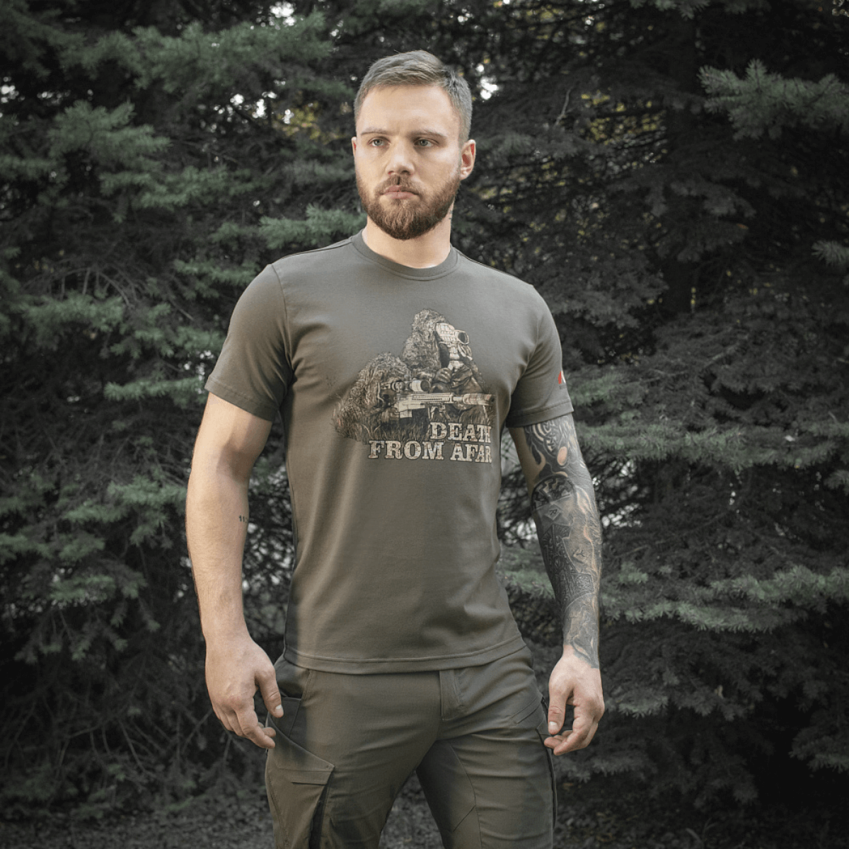 Mand i "M-Tac Sniper T-shirt" med "Death From Afar" print, lavet af 93% bomuld og 7% elastan til holdbarhed og komfort.