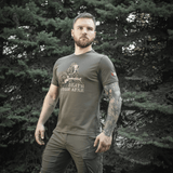 Mand iført M-Tac Sniper T-shirt med "Death From Afar" print, ideel til snigskytter, lavet af 93% bomuld og 7% elastan.