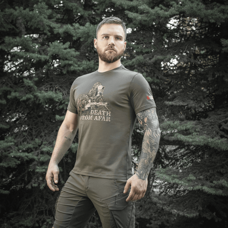 Mand iført M-Tac Sniper T-shirt med "Death From Afar" print, ideel til snigskytter, lavet af 93% bomuld og 7% elastan.
