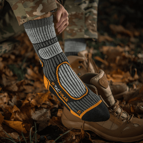 M-Tac Sokker Polar Merino 40% - varme udendørssokker i efterårsblade med camouflagetøj og støvler. Slidstyrke og komfort i fokus.
