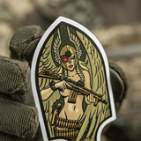 M-Tac Sticker Valkyrie med krigsgudinde i normannisk hjelm og M4 gevær, inspireret af Arrowhead patch fra Anden Verdenskrig.