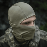 M-Tac Sweater-Ninja-Balaclava Premium til ansigtsbeskyttelse med Polartec® Power Dry-materiale i camouflage-miljø.