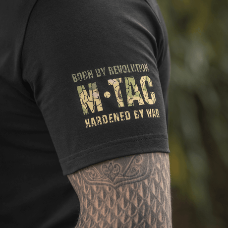 M-Tac T-Shirt Logo med kamouflagemønster og slogans på ærmet, "Born by Revolution – Hardened by War."