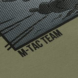 Detaljeret nærbillede af M-Tac T-Shirt Comics Drone Girl med M-Tac Team logo, printet i MagnaColours® premium-blæk.