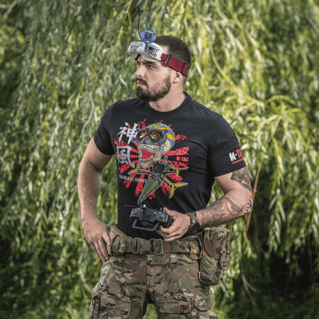 M-Tac T-Shirt Kamikaze Spirit bæres af FPV-operatør i skoven, med stiliseret kranietryk, symboliserer præcise missioner og holdbar komfort.
