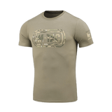M-Tac T-Shirt Logo med camouflage mønster, ikonisk M-Tac-logo og slogan "Born by Revolution – Hardened by War" på ærmet.
