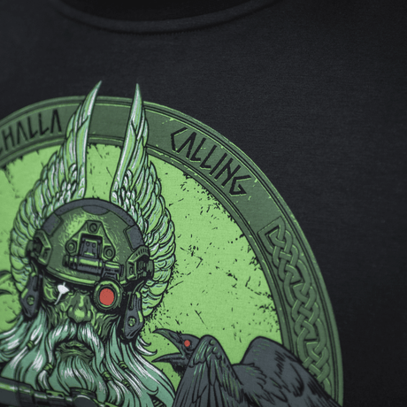 M-Tac T-Shirt Night Vision med print af Odin, moderne kampudstyr, NVG-hjelm, Hugin og Munin samt teksten 'Valhalla Calling' på sort baggrund.