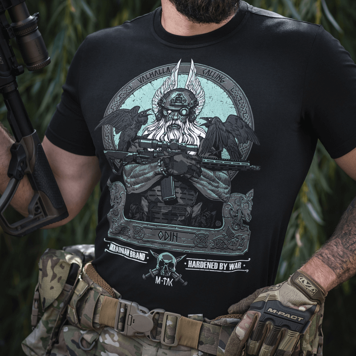 M-Tac T-Shirt Odin Mystery med Odin, Hugin og Munin printet, inspireret af nordisk mytologi, sort kortærmet top til mænd.