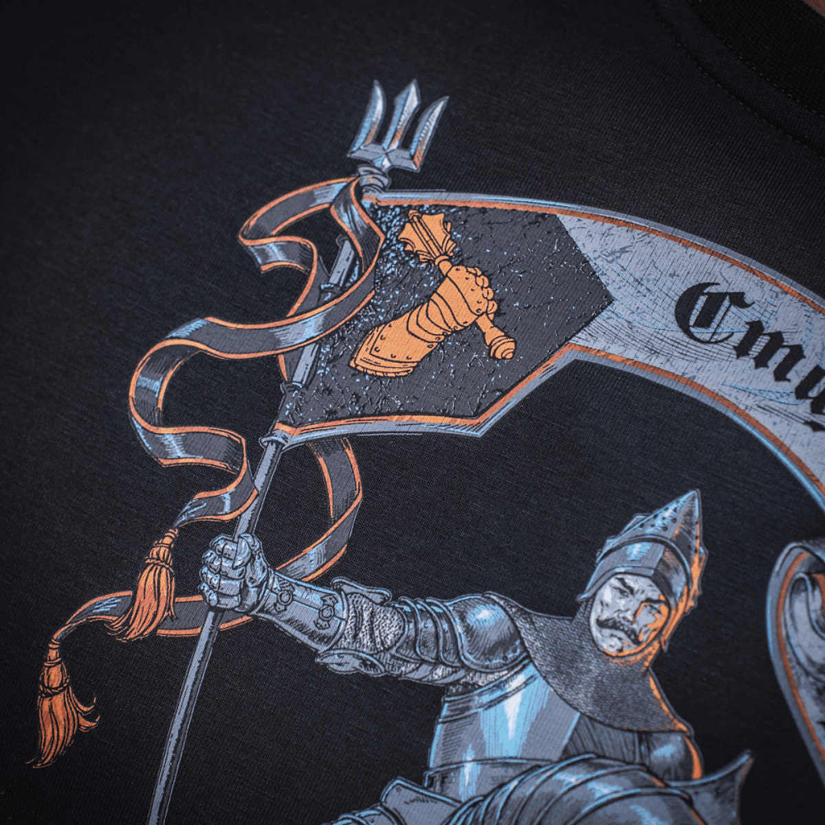 M-Tac T-Shirt Steel Knight med motiv af ridder i rustning, holdende spyd og banner, symboliserer styrke og mod hos Ukraines tanksoldater.