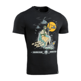 M-Tac T-Shirt Surf Club med specialstyrkesoldat på surfbræt i krigsfilmtema, 93% bomuld, 7% elastan, premium MagnaColours® tryk.