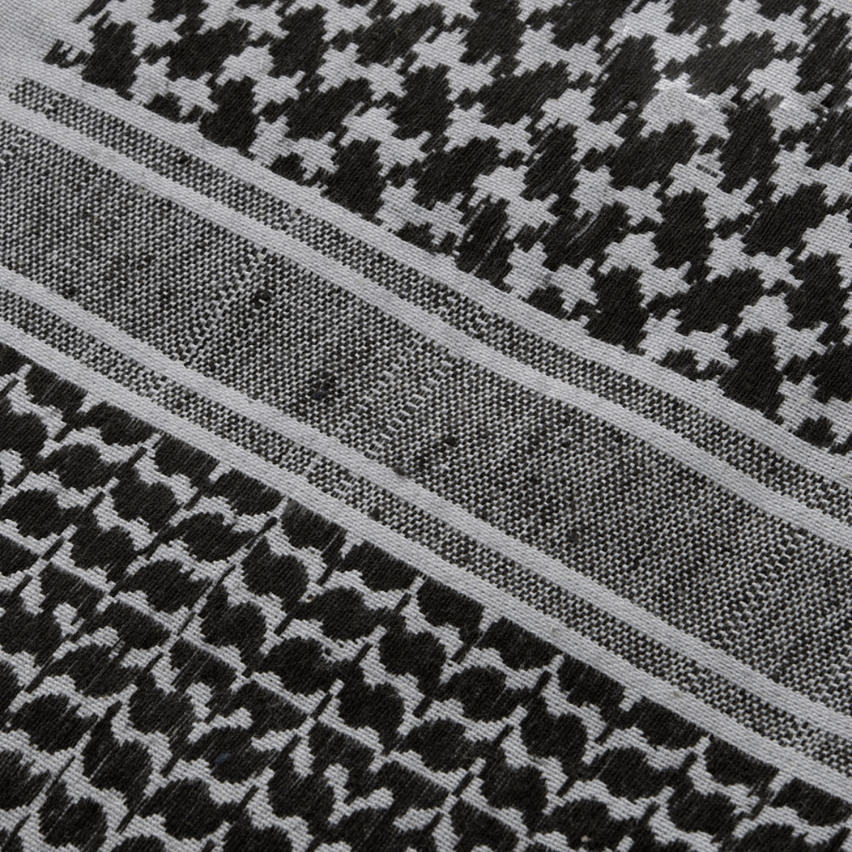 Sort og grå M-Tac Tæt Shemagh Tørklæde, 100% bomuld, traditionelt arabisk mønster til sol- og vindbeskyttelse. Taktisk og outdoor brug.