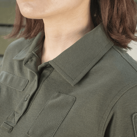 M-Tac Tactical Polo-Shirt 65/35 Lady i slidstærk bomulds-polyester med velcro til fastgørelse, vises på kvindemodel.