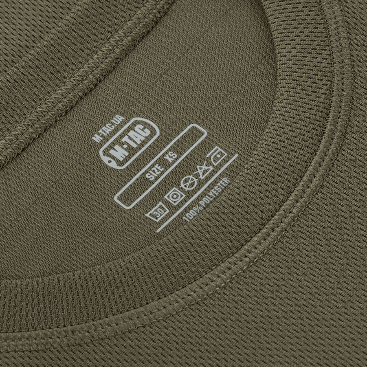 M-Tac Tactical Sweat-Wicking T-Shirt Summer, 100% polyester, nærbillede af etiket på olivengrøn t-shirt med svedtransporterende egenskaber.