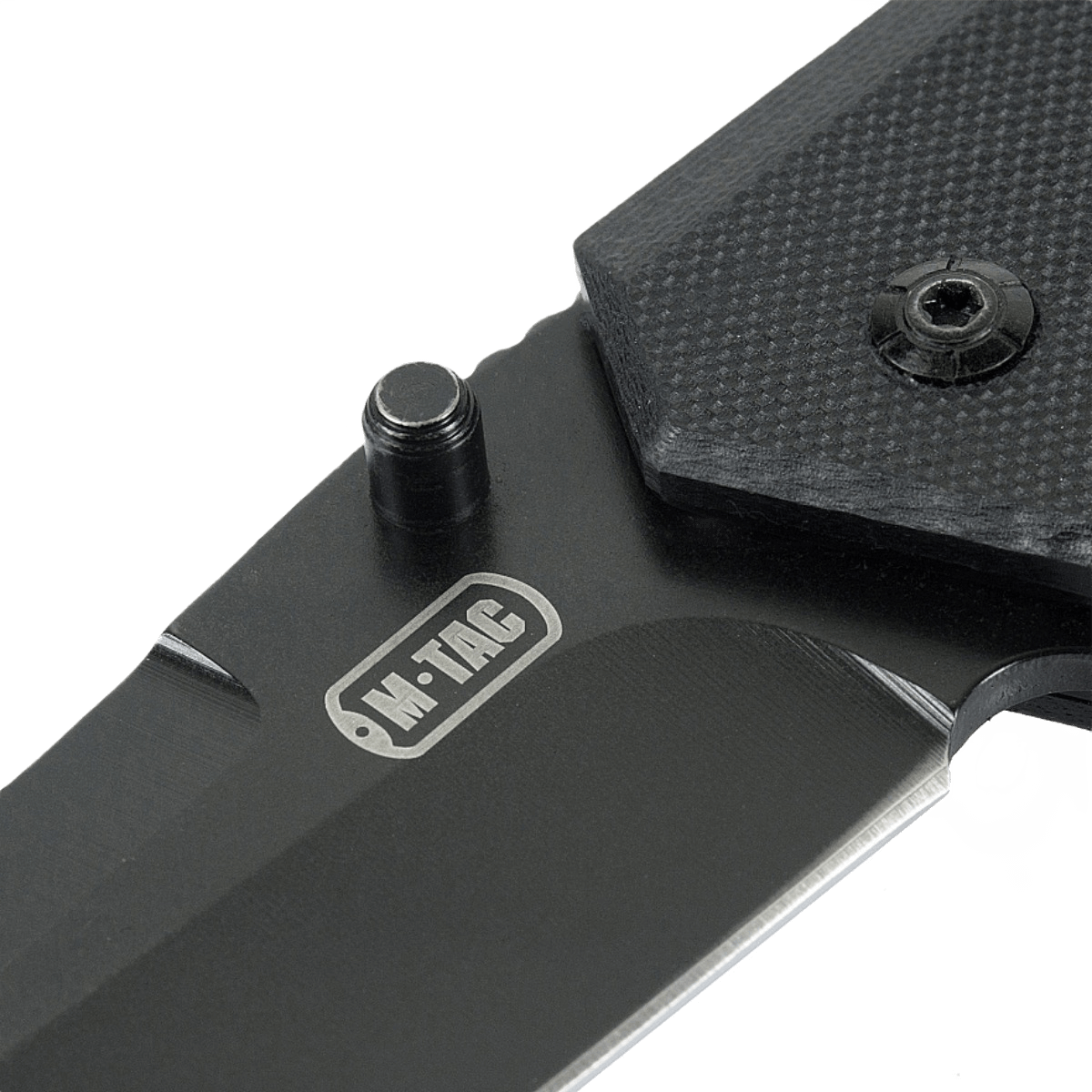 M-Tac Outdoor & Militær foldekniv - Type 5 med G10-komposit håndtag i nærbillede, viser rustfrit stål klinge og logo