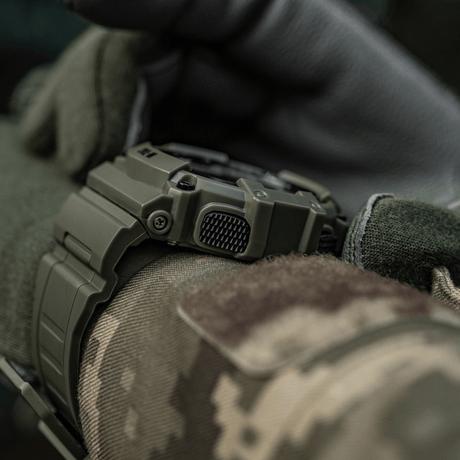 M-Tac Tactical Ur med Kompas 2233 i slidstærkt design til outdoor og taktisk brug, med kompas, LED-baggrundsbelysning og alarmer.