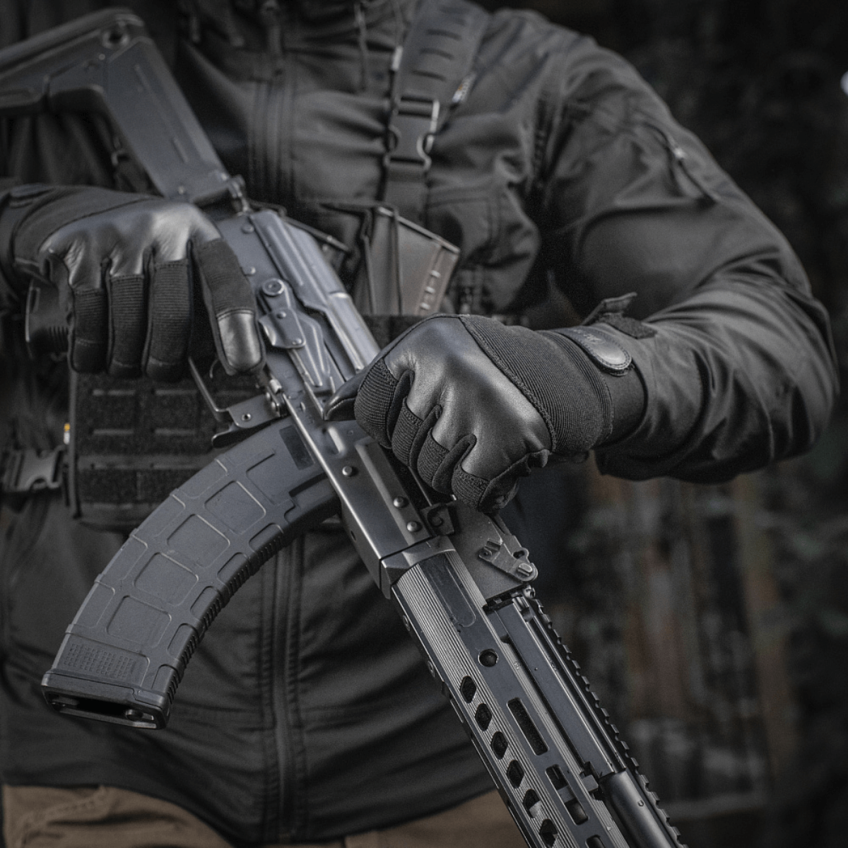 M-Tac Handsker Police Gen.2 taktiske handsker i brug af betjent med våben, skridsikkert greb, justerbare Velcro-håndled, forstærket bagside.