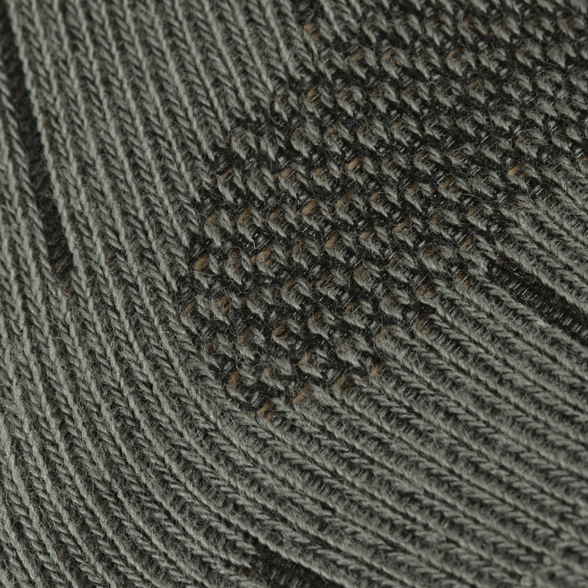 Nærbillede af M-Tac Taktiske Sokker Ranger med elastisk kant og anatomisk pasform for komfort og varme- og fugtregulering.