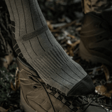 M-Tac Taktiske Sokker Ranger med anatomisk pasform for komfort ved daglig brug og vandring, vist på en fod iført støvler.