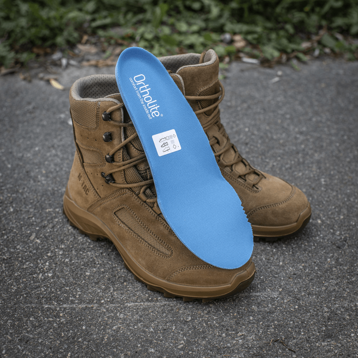 M-Tac Taktiske Sommerstøvler med OrthoLite® indlægssål på stenvæg.