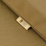 Mærkat på M-Tac taske til Bundeswehr liggeunderlag i nærbillede, viser holdbart materiale og M-Tac branding.