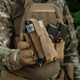 M-Tac Tourniquet Pouch Elastic Gen.5 på taktisk vest, holder CAT tourniquet sikkert plads, nem adgang for brugervenlighed.