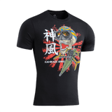 Sort M-Tac T-Shirt Kamikaze Spirit med stiliseret kranie og FPV-goggles foran japansk solflag. 93% bomuld, 7% elastan.