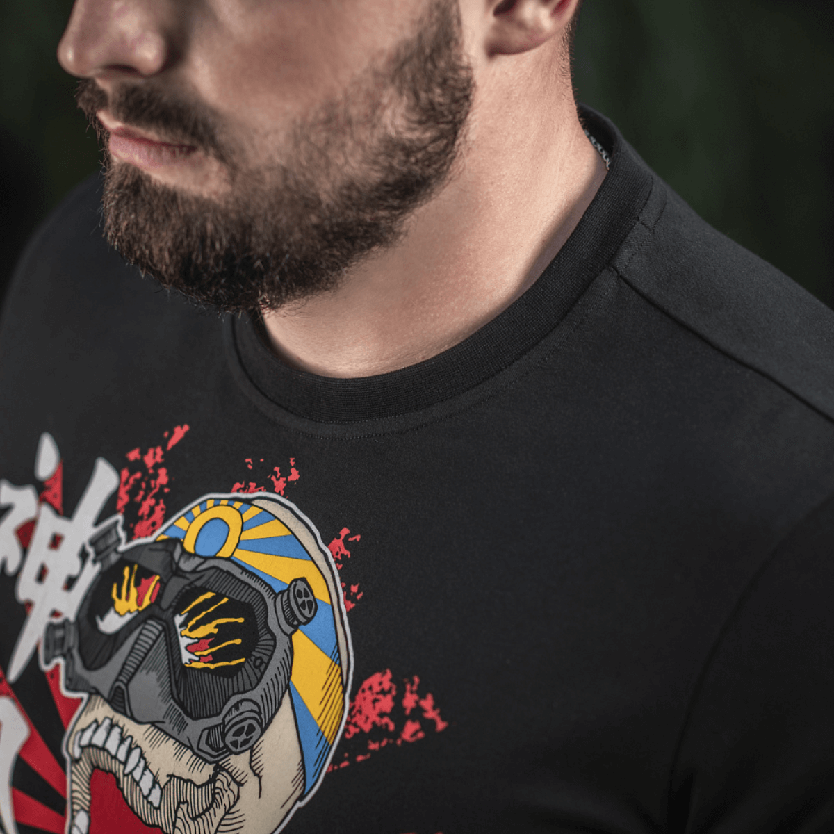 M-Tac T-Shirt Kamikaze Spirit med stiliseret kranie og FPV-goggles printet på sort stof, ideel til FPV-operatører.